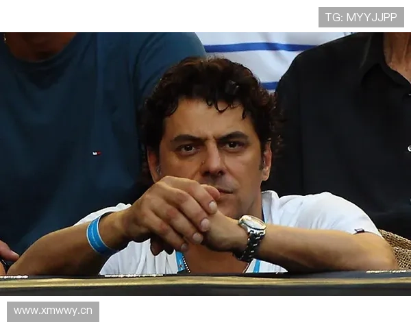 小威出门居然背个包啃三明治，是演明星呢还是演厨神？